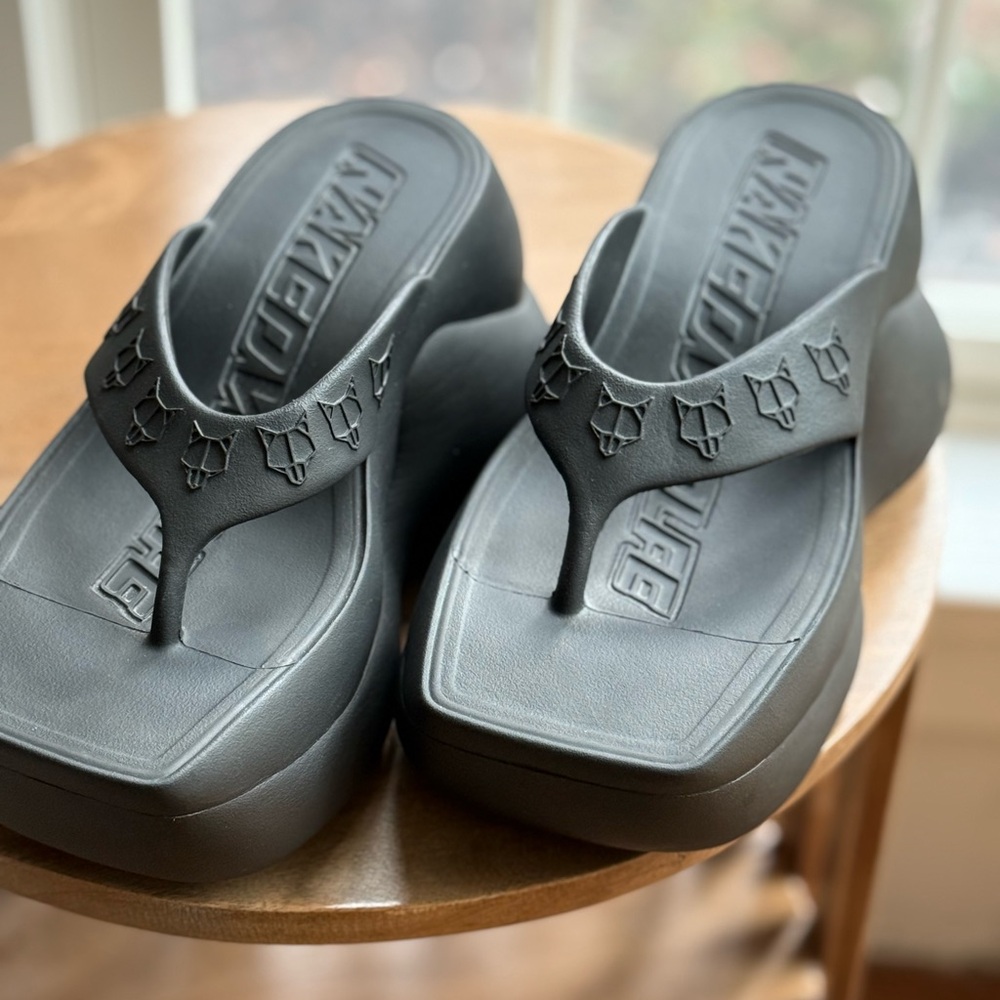 Naked Wolfe Diva Black Platform Flip Flops - size 36-37